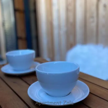 Apartma Zala, Golte موزيريي